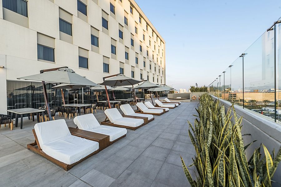 Movich Buro 51 Hotel Barranquilla  Bagian luar foto Rooftop pool at the Hilton Scottsdale Resort at the Peak